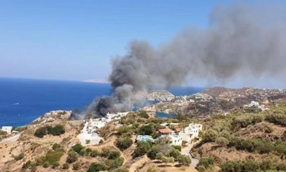 Πυρκαγιά τώρα σε τουριστική περιοχή της Κρήτης - Εικόνες & Βίντεο